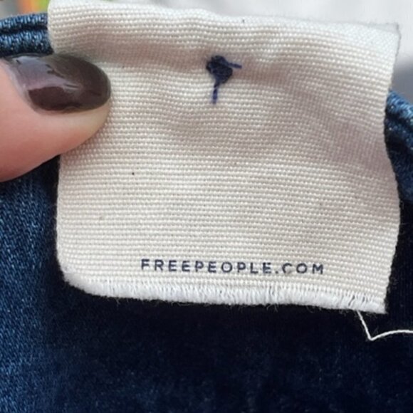 Free People NWT We The Free Emmy Split Hem Blue Boot Cut Jean SIZE 31 - Picture 10 of 15